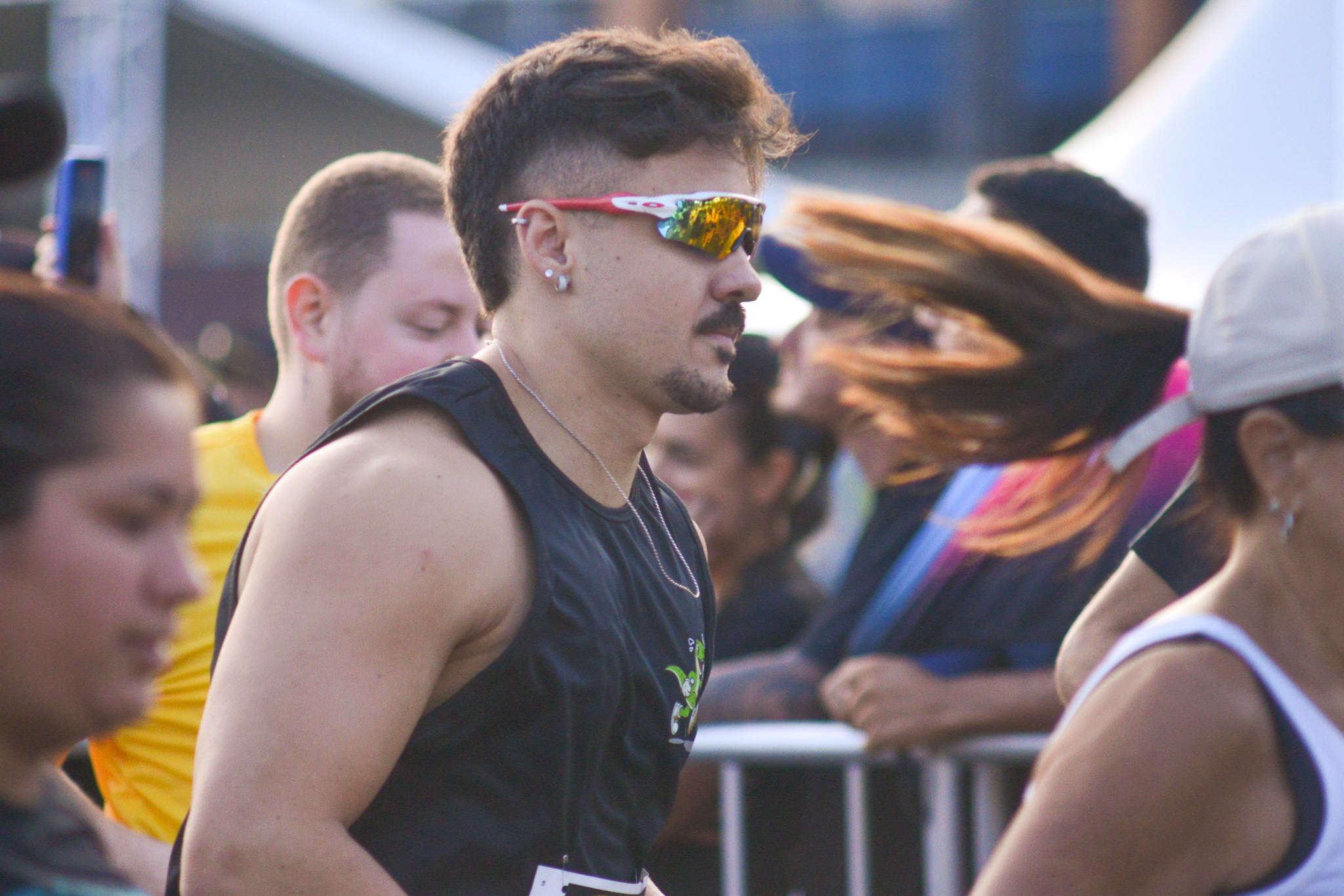 Atletas em corrida de rua fotografados em movimento