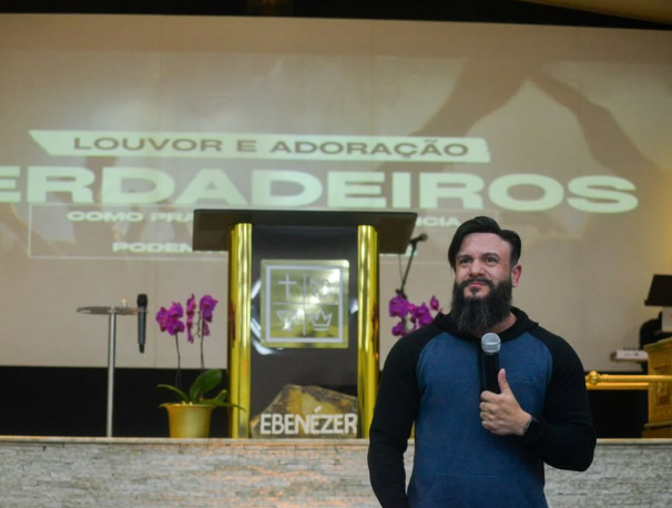 Cobertura de evento com palestrante ao microfone