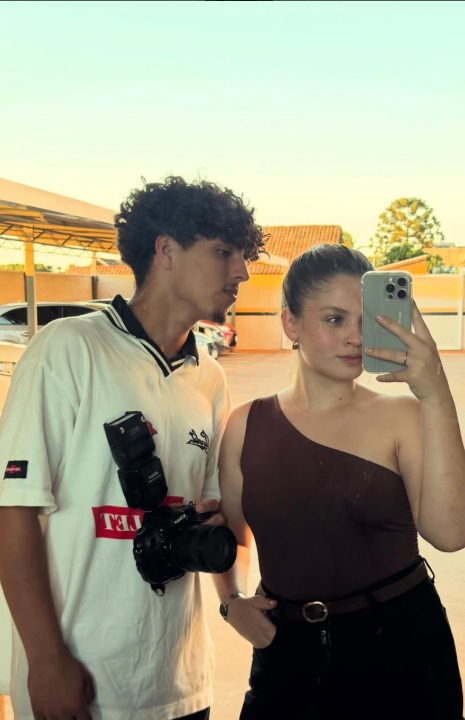 Taric Guilherme e Gabi Sabadin com equipamento fotográfico